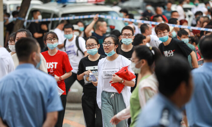 Arrivée des étudiants pour passer l'examen national d'entrée au collège, connu sous le nom de Gaokao, à Shenyang, dans la province du Liaoning (nord-est de la Chine), le 7 juillet 2020. (STR/AFP via Getty Images)


