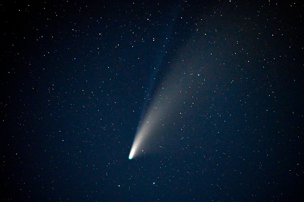 La comète C/2020 F3, avec ses deux queues visibles, est vue dans le ciel au-dessus de Goldfield, Nevada, le 18 juillet 2020. (Photo: DAVID BECKER/AFP via Getty Images)