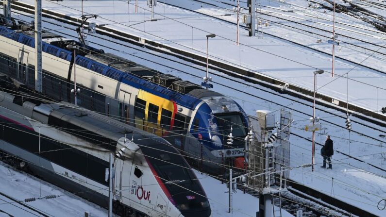 Un homme attend un train à la gare alors que plusieurs centimètres de neige recouvrent la ville de Strasbourg, dans l'est de la France, le 15 janvier 2021. (PATRICK HERTZOG / AFP)