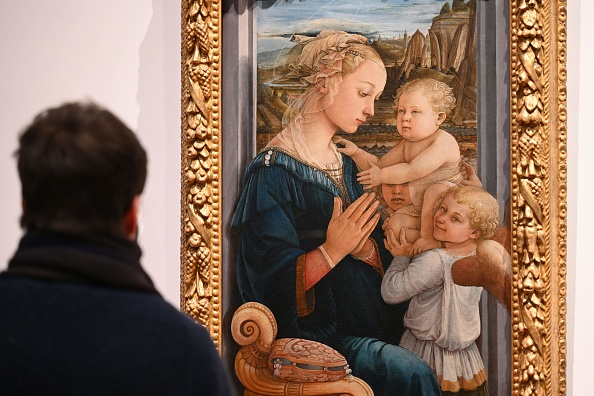Un visiteur regarde la "Vierge à l'enfant avec deux anges" de Filippo Lippi (1460-1465), Galeries Uffizi, Florence, Toscane. (Photo: VINCENZO PINTO/AFP via Getty Images)