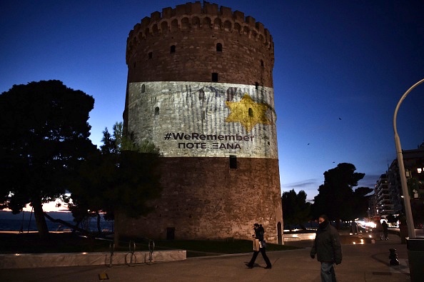 Tour blanche de Thessalonique représentant la veste d'uniforme du camp de concentration avec l'étoile jaune et l'inscription "Nous nous souvenons, plus jamais ça". (Photo : SAKIS MITROLIDIS/AFP via Getty Images)