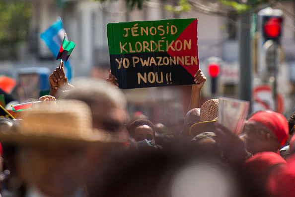 Plusieurs milliers de personnes manifestent à Fort-de-France, en Martinique, le 27 février 2021, contre la menace de prescription dans le dossier judiciaire du chlordécone, un insecticide accusé d'avoir empoisonné l'île française des Antilles. (Photo : LIONEL CHAMOISEAU/AFP via Getty Images)