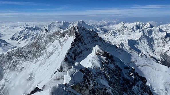 La chaîne de l’Himalaya vue depuis le sommet du mont Everest (8 848,86 mètres), au Népal. Photo de Lakpa SHERPA / AFP via Getty Images.
