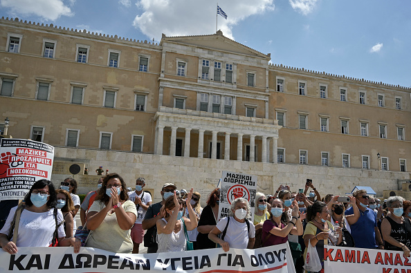 Des soignants manifestent devant le parlement grec contre les vaccins Covid obligatoires pour les travailleurs de la santé, à Athènes, le 2 septembre 2021. (Photo : LOUISA GOULIAMAKI/AFP via Getty Images)