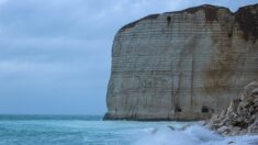 Falaises d’Étretat: effondrement de l’arche de pierre emblématique sur la plage du Tilleul