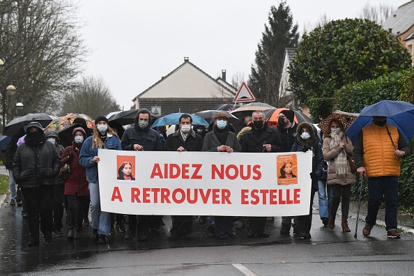 Éric Mouzin, père d'Estelle, participe à une marche silencieuse à la mémoire d'Estelle Mouzin, à Guermantes, le 8 janvier 2022. (Photo: BERTRAND GUAY/AFP via Getty Images)