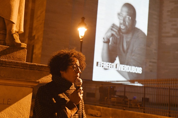 Canele Bernard, sœur d'Olivier Dubois, s'exprime à côté d'une projection sur le monument du Panthéon organisée par Reporters sans frontières (RSF) pour demander sa libération, à Paris le 7 mars 2022. (Photo: ALAIN JOCARD/AFP via Getty Images)