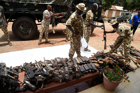 Armes légères et de petit calibre récupérées sur des bandits en avril 2022 au Nigeria. (Photo : PIUS UTOMI EKPEI/AFP via Getty Images)