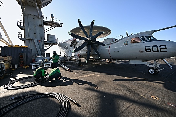 Un AWACS Grumman E-2 Hawkeye sur le pont d'envol du navire, pendant une activité de vigilance de l'NESH22 en Méditerranée orientale, le 23 mai 2022. (Photo : ANDREAS SOLARO/AFP via Getty Images)