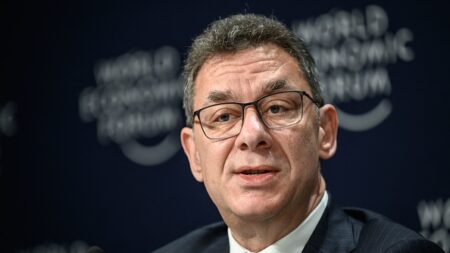 Deux journalistes interpellent le PDG de Pfizer à Davos