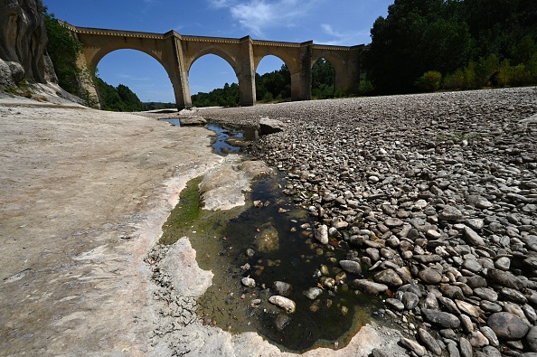 Le lit desséché du Gardon près du pont Saint-Nicolas de Campagnac à Saint-Anastasie, dans le sud de la France, après qu'une vague de chaleur a frappé la France, le 20 juin 2022.  (Photo : PASCAL GUYOT/AFP via Getty Images)