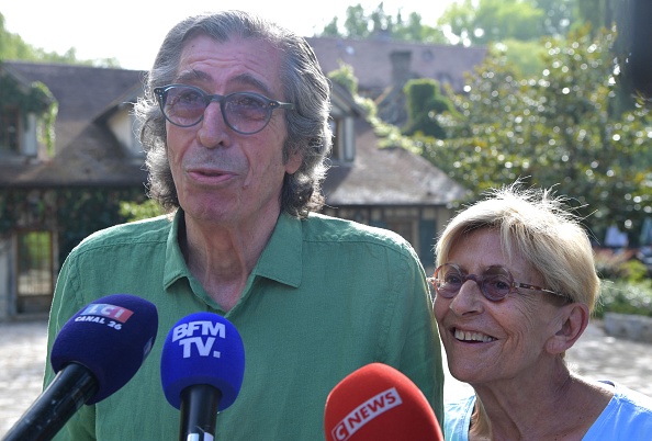L'ancien maire de Levallois-Perret Patrick Balkany, aux côtés de son épouse Isabelle Balkany, parle à la presse à Giverny le 5 août 2022, après avoir quitté la prison de Fleury-Mérogis. (Photo: JEAN-FRANCOIS MONIER/AFP via Getty Images)