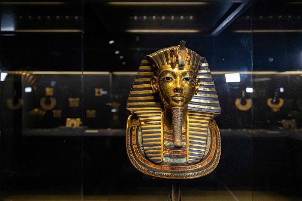 Cette photo montre une vue du masque funéraire en or de l'ancien pharaon égyptien Toutankhamon du Nouvel Empire (1334-1325 av. J.-C.) exposé au Musée égyptien dans le centre de la capitale égyptienne Le Caire le 27 septembre 2022, lors des célébrations de la Journée mondiale du tourisme et le 200e anniversaire de l'égyptologie par le déchiffrement des hiéroglyphes égyptiens antiques.   (Photo de Khaled DESOUKI / AFP) (Photo de KHALED DESOUKI/AFP via Getty Images)