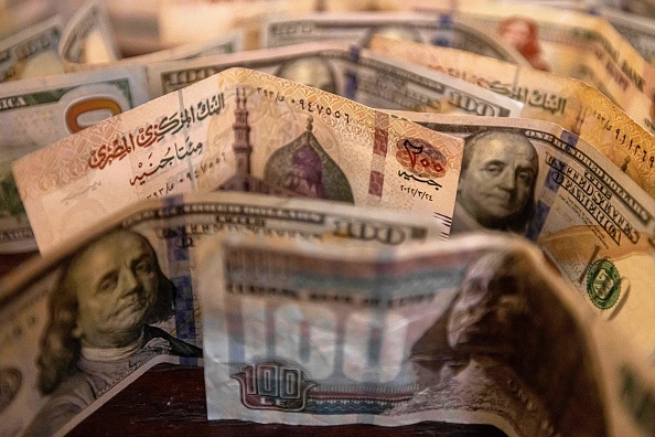 Des billets de banque en livres égyptiennes et en dollars américains. (Photo: KHALED DESOUKI/AFP via Getty Images)