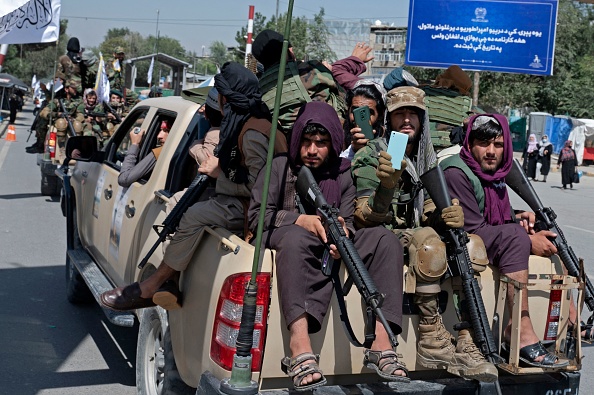 Des combattants talibans armés défilent au sommet de véhicules alors qu'ils célèbrent le premier anniversaire du retrait des troupes dirigées par les États-Unis d'Afghanistan, près de l'ancienne ambassade des États-Unis à Kaboul, le 31 août 2022. (Photo : WAKIL KOHSAR/AFP via Getty Images)