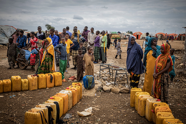 Des personnes essaient de remplir des bouteilles d'eau dans un camp de déplacés pour les personnes touchées par la sécheresse, à Baidoa, en Somalie. (Photo : Ed Ram/Getty Images)