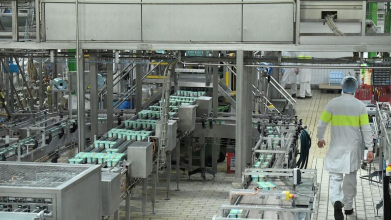 Une ligne de production de yaourts. (Photo: ERIC PIERMONT/AFP via Getty Images)