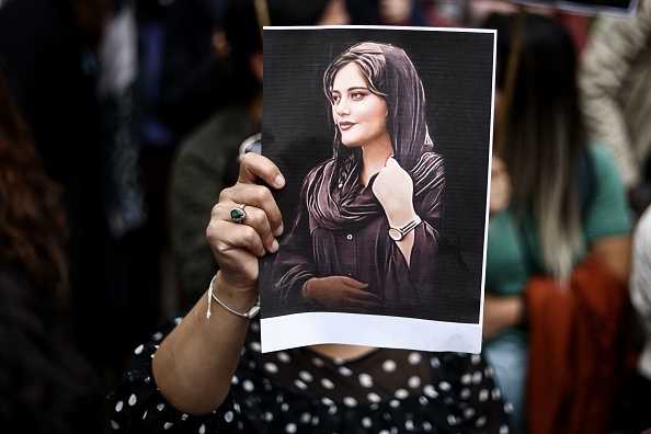 Portrait de Mahsa Amini lors d'une manifestation en sa faveur devant l'ambassade d'Iran à Bruxelles, le 23 septembre 2022, suite à sa mort après son arrestation par la police des mœurs du pays à Téhéran en Iran. (Photo : KENZO TRIBOUILLARD/AFP via Getty Images)
