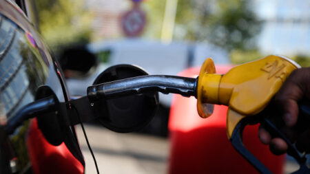 Carburant: la prime de 100 euros entre en vigueur pour les travailleurs