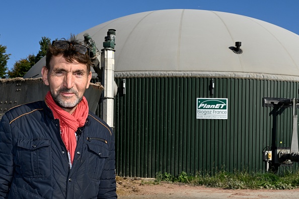 L'agriculteur François Trubert devant un méthaniseur produisant du biogaz dans sa ferme à Gévezé. (Photo: DAMIEN MEYER/AFP via Getty Images)