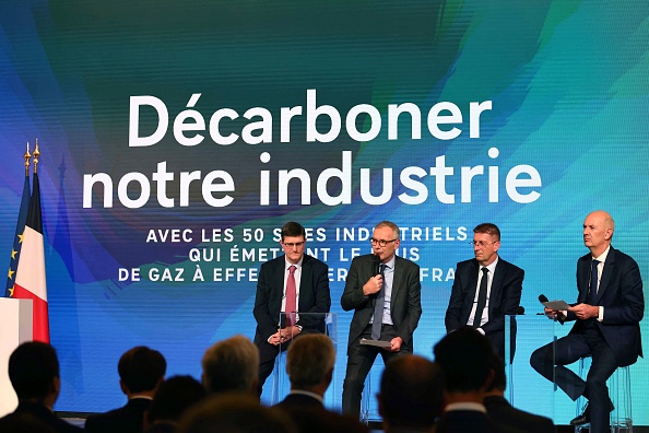 Le ministre de l'Industrie Roland Lescure (à droite) assiste à une réunion des responsables des sites industriels pour réduire l'intensité carbone en France, à l'Élysée, en novembre 2022. (Photo : MOHAMMED BADRA/POOL/AFP via Getty Images)