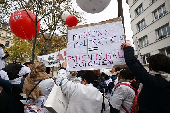 Manifestation des médecins généralistes à Paris. (Photo : EMMANUEL DUNAND/AFP via Getty Images)