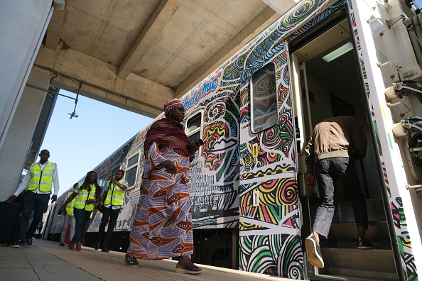 Des passagers montent à bord d'un train à la gare d'Idu lors de la reprise des opérations ferroviaires du train Abuja-Kaduna à Abuja, la capitale du Nigeria, le 5 décembre 2022. (Photo: KOLA SULAIMON/AFP via Getty Images)