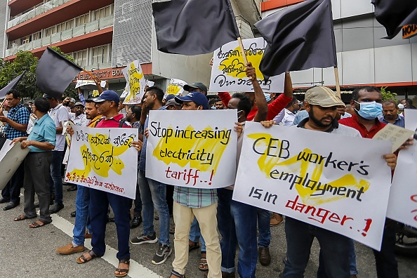 Les employés du monopole public de l'électricité du Sri Lanka manifestent à Colombo, la capitale, le 6 décembre 2022, contre les plans de "restructuration" de la compagnie déficitaire. (Photo: -/AFP via Getty Images)