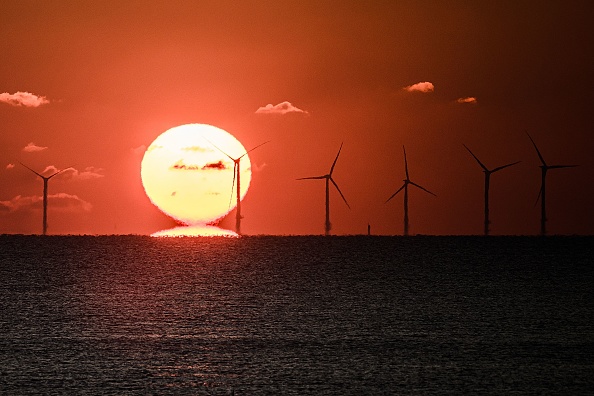 Le soleil se couche sur un parc éolien offshore, au large de la ville de Saint-Nazaire, le 09 décembre 2022. (Photo: LOIC VENANCE/AFP via Getty Images)
