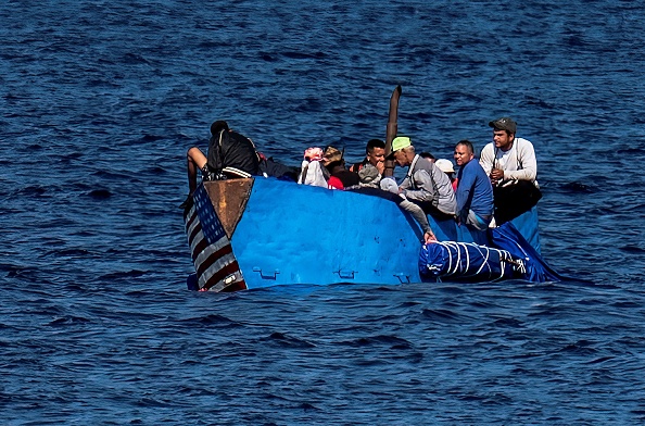 Un bateau à la dérive avec des citoyens cubains qui tentent de quitter le pays est vu sur la côte de La Havane, en décembre 2022 (image d'illustration). YAMIL LAGE/AFP via Getty Images)