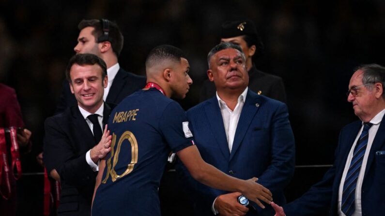 L'attaquant français Kylian Mbappé serre la main du président de la Fédération française de football, Noël Le Graët, au Qatar, le 18 décembre 2022.(Crédit photo KIRILL KUDRYAVTSEV/AFP via Getty Images)