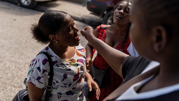 Une femme reçoit un vaccin oral contre le choléra à Port-au-Prince le 19 décembre 2022, lors d'un programme de vaccination contre le choléra. - Haïti a lancé une campagne visant à vacciner plus de 10 % de sa population contre le choléra, mais le contrôle par les gangs de larges pans de territoire compliquera l'effort.
Le pays des Caraïbes dispose de 1,17 million de doses de vaccin oral, et près de 500 000 doses supplémentaires sont prévues. (Photo de RICHARD PIERRIN/AFP via Getty Images)