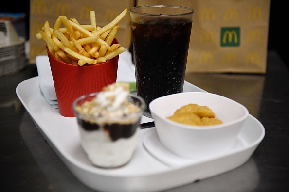 À partir du 1er janvier 2023, dans le cadre de la loi anti-gaspillage, les fast-food devront utiliser de la vaisselle réutilisable pour les commandes sur place.  (Photo : JULIEN DE ROSA/AFP via Getty Images)