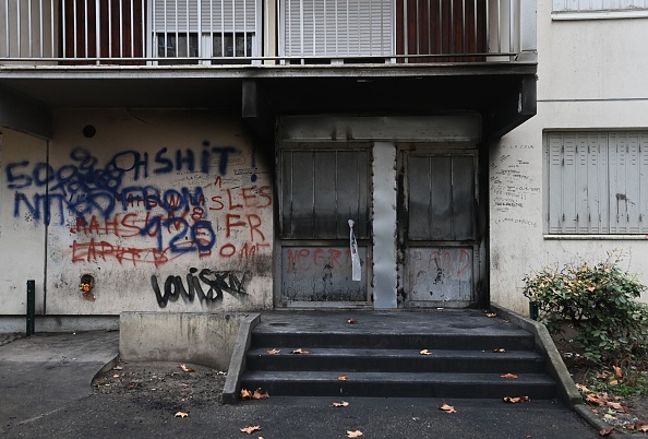 Cinq enfants, dont un de trois ans, figurent parmi les dix personnes décédées dans l'incendie de cet immeuble de sept étages dans la banlieue de Lyon, qui s'est déclaré le 16 décembre 2022. (Photo : OLIVIER CHASSIGNOLE/AFP via Getty Images)