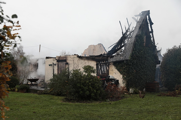 La maison incendiée où trois enfants ont perdu la vie à Selles dans l'Eure. (Photo : LOU BENOIST/AFP via Getty Images)
