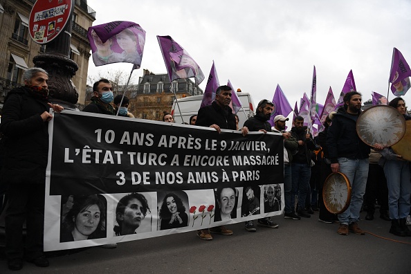«Au moins 25 000 manifestants» ont participé à la marche ce samedi à Paris en hommage aux trois militantes kurdes assassinées il y a 10 ans.  (Photo: FIRAS ABDULLAH/AFP via Getty Images)