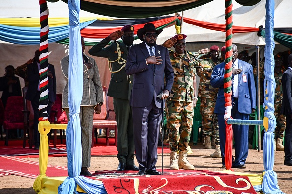 Le président sud-soudanais Salva Kiir (C) assiste à la cérémonie de départ des Forces de défense du peuple sud-soudanais (SSPDF), le 28 décembre 2022. (Photo: SAMIR BOL/AFP via Getty Images)