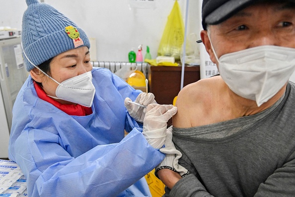 Un homme reçoit un vaccin contre le Covid-19 à Qingzhou, dans la province du Shandong, Chine. (Photo: STR/AFP via Getty Images)