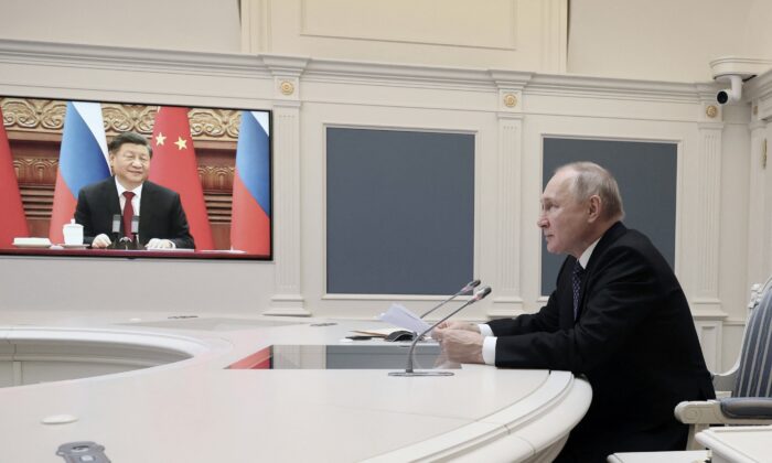 Le président russe Vladimir Poutine tient une réunion avec le dirigeant chinois Xi Jinping via une liaison vidéo au Kremlin à Moscou, le 30 décembre 2022. (Mikhail Klimentyev/SPUTNIK/AFP via Getty Images)