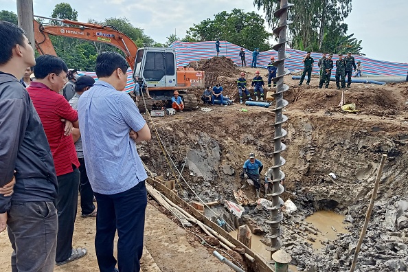 Au Vietnam, des centaines de sauveteurs se sont battus en vain le 2 janvier pour libérer un garçon de 10 ans tombé dans un trou de 35 mètres de profondeur sur un chantier de construction. (Photo: STR/AFP via Getty Images)