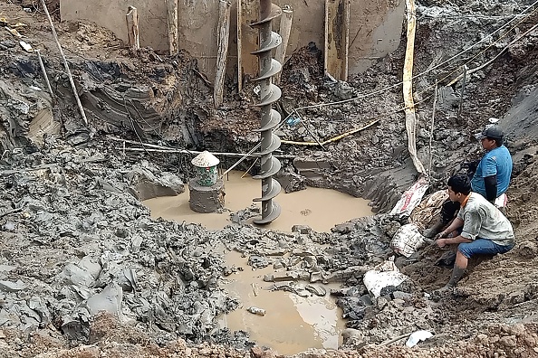 Les sauveteurs ont retrouvé et extrait vendredi 20 janvier le corps d'un garçon de 10 ans tombé il y a plusieurs semaines dans un profond puits sur un chantier de construction dans le sud du Vietnam. (Photo : STR/AFP via Getty Images)