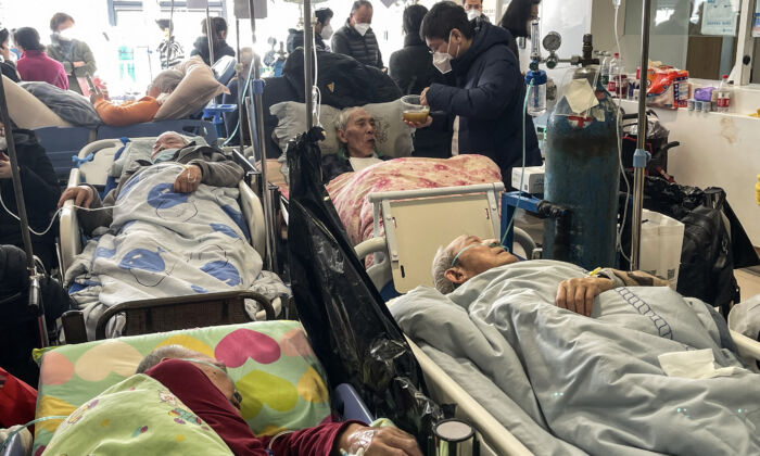Patients atteints du Covid  à l'hôpital Tongren à Shanghai le 3 janvier 2023. (Hector Retamal /AFP via Getty Images)