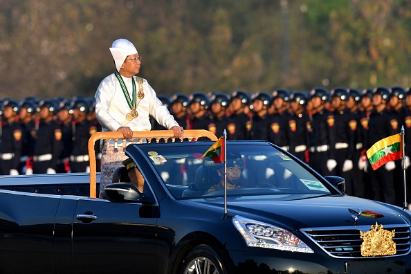 Le chef militaire du Myanmar, Min Aung Hlaing, se tient debout dans une voiture, le jour de l'Tndépendance du pays, à Naypyidaw. (Photo: STR/AFP via Getty Images)