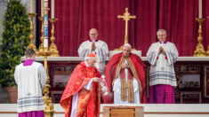 Le pape François préside les obsèques de Benoît XVI place Saint-Pierre