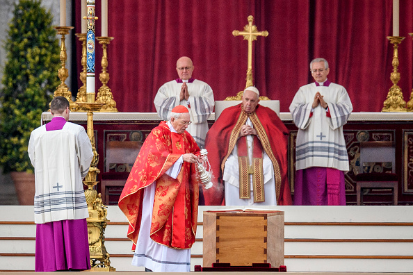 Le Cardinal Giovanni Battista tient un encensoir sur le cercueil du Pape émérite Benoît XVI pendant la messe de funérailles sur la place Saint Pierre le 5 janvier 2023 à la Cité du Vatican, Vatican. (Photo: Antonio Masiello/Getty Images)