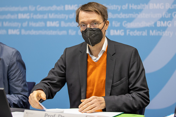 Le ministre allemand de la Santé, Karl Lauterbach, arrive à un sommet entre les ministères de la Santé de l'État fédéral et des États fédérés sur les réformes du financement des hôpitaux le 5 janvier 2023 à Berlin, en Allemagne. (Photo : Andreas Gora - Pool/Getty Images)