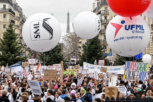 Des médecins libéraux participent à une manifestation à l'appel de "Médecins pour demain", soutenu par plusieurs syndicats de médecins, dans le centre de Paris le 5 janvier 2023. (Photo :  EMMANUEL DUNAND/AFP via Getty Images)
