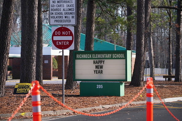 Un élève de 6 ans a été placé en garde à vue après avoir apparemment tiré sur un enseignant lors d'une altercation dans une salle de classe de l'école primaire Richneck. (Photo : Jay Paul/Getty Images)