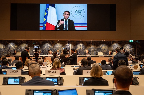 Emmanuel Macron a tenu un discours en ouverture d'une réunion des Nations unies, en soutien au Pakistan, frappé par des inondations dévastatrices. (Photo : FABRICE COFFRINI/AFP via Getty Images)