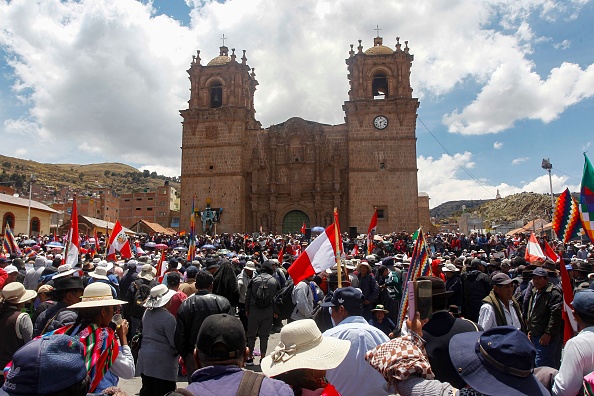 Des centaines de partisans du président déchu Pedro Castillo marchent dans la ville de Puno, dans le sud du Pérou, le 9 janvier 2023. (Photo : JUAN CARLOS CISNEROS/AFP via Getty Images)